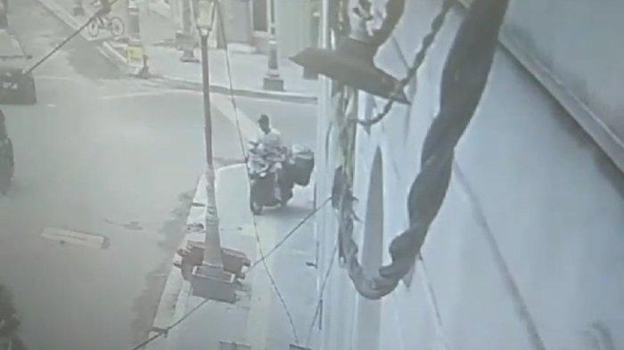 Screenshot maling sepeda motor curi kendaraan beserta paket milik kurir di sekitar Jalan Ahmad Yani, seputar lapangan merdeka Medan, Kamis (19/10/2023).