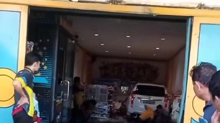 Screenshot mobil Mitsubishi Pajero Sport tabrak minimarket Yes248, Jumat (17/5/2024).