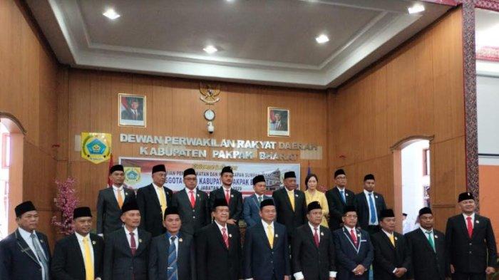 Sebanyak 20 anggota legislatif DPRD Pakpak Bharat terpilih akhirnya di lantik di Kantor DPRD Pakpak Bharat, Senin (28/10/2024).