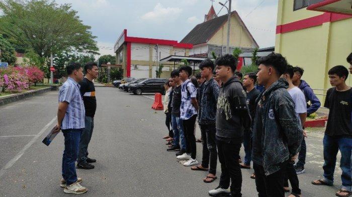 Sebanyak 20 calon pekerja migran Indonesia (PMI) ilegal diselamatkan dari perdagangan orang dan dugaan penipuan modus kerja ke Malaysia, di Polda Sumut, Sabtu (27/4/2024). Mereka sudah membayar, tapi tak kunjung diberangkatkan.