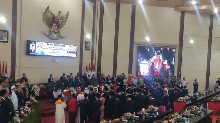 Sebanyak 50 anggota DPRD Medan terpilih periode 2024-2029 saat dilantik di gedung DPRD Medan, Selasa (17/9/2024). Pelantikan ketua dan wakil DPRD Medan defenitif akan digelar pada, Senin (25/11/2024) mendatang.