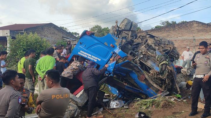 Sebuah Truk pengangkut Solar Industri mengalami kecelakaan hingga terbalik di Jalan Lintas Medan - Sidikalang Kecamatan Sumbul Kabupaten Dairi, Kamis (17/7/2025).  