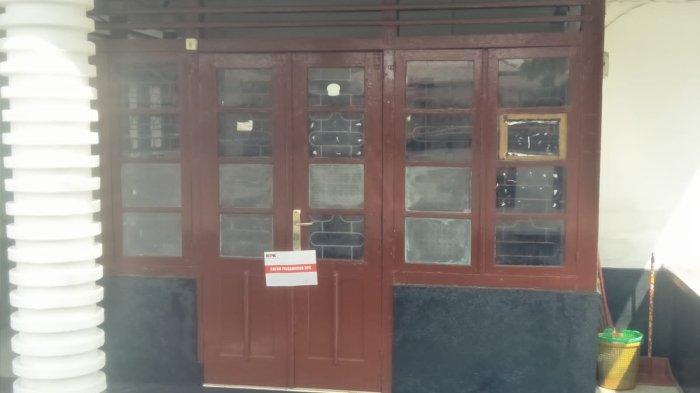Sebuah kantor milik salah satu kontraktor di Padangsidimpuan disegel karena disebut-sebut menjadi lokasi OTT KPK. 