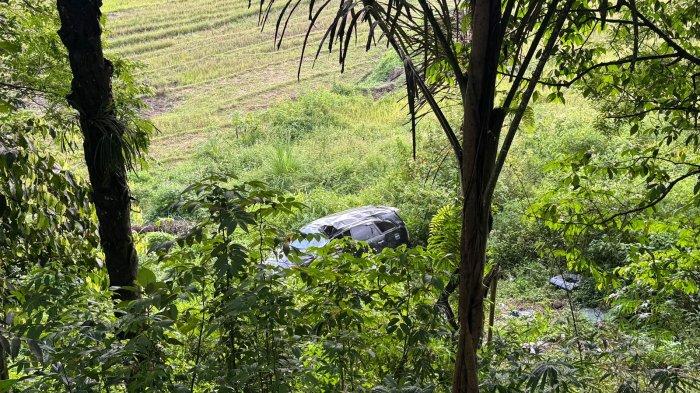 Sebuah mobil bernopol BK 1256 YT masuk jurang di Kecamatan Lumban Juli pada Jumat (15/11/2024) sore.