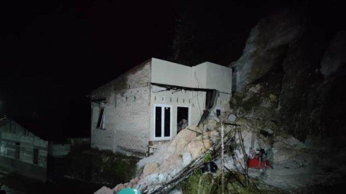 Sebuah rumah di Desa Hutatoruan 3, Kecamatan Tarutung, Kabupaten Tapanuli Utara tertimbun  tanah longsor Kamis (9/5/2024)malam