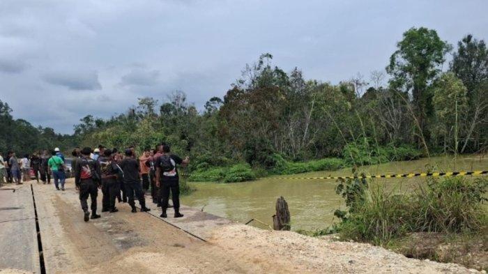 TEWAS KECELAKAAN: Sebuah truk terjun bebas di Sungai Segati dan mengakibatkan 15 orang tewas Desa Segati, Kecamatan Langgam, Kabupaten Pelalawan, Riau, Sabtu (22/2/2025). 