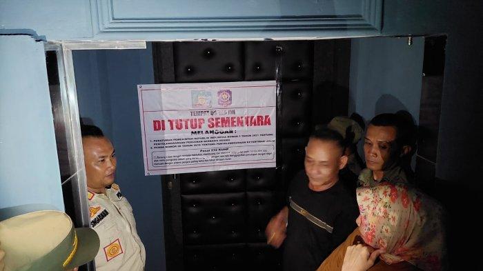 Tim gabungan menyegel pintu masuk ke ruangan utama Diskotek One King Golden, yang berada di Desa Sei Bamban, Kecamatan Batang Serangan, Kabupaten Langkat, Sumatera Utara, Jumat (4/8/2023) malam. 
 
 