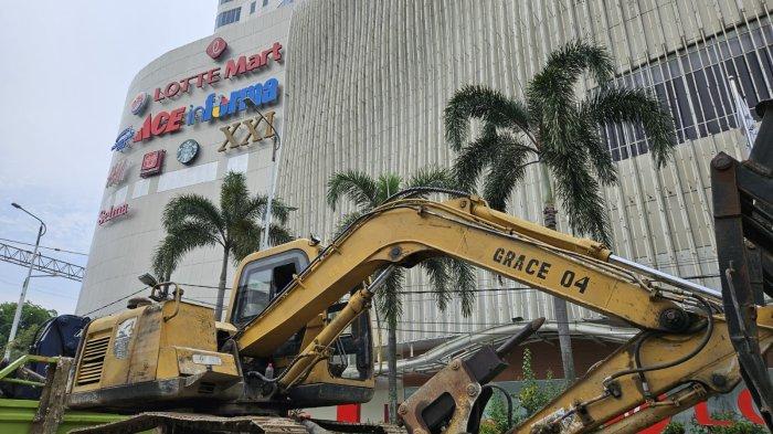 Sejumlah alat berat yang bertuliskan Dinas SDABMBK diparkirkan di Jalan Jawa depan Mall Centre Point, Rabu (29/5/2024). Wali Kota Medan Bobby Nasution saat itu tunda pembongkaran Mal Centre Point