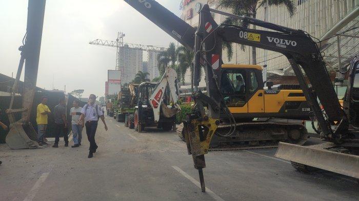 Sejumlah alat berat yang bertuliskan Dinas SDABMBK diparkirkan di jalan jawa depan  Mal Centre Point, Rabu (29/5/2024). DPRD Medan dukung Pemko untuk lakukan tindakan tegas terhadap Mal Centre Point