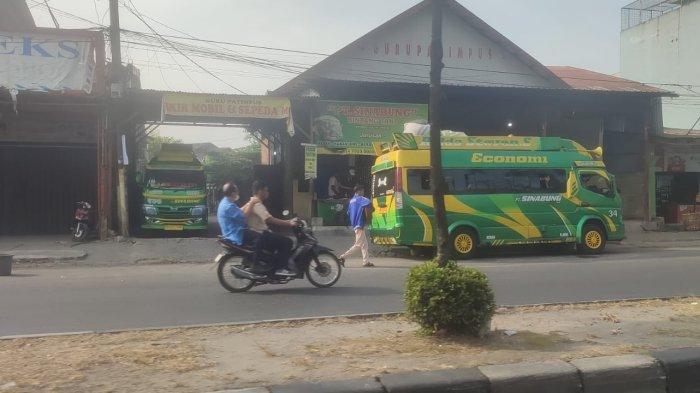 Sejumlah bus AKDP masih menaikkan dan menurunkan penumpang di Jalan Jamin Ginting, Minggu (28/7/2024). Sejumlah warga banyak yang tak setuju jika naik dan turun bus dipindahkan di terminal Pinang Baris.