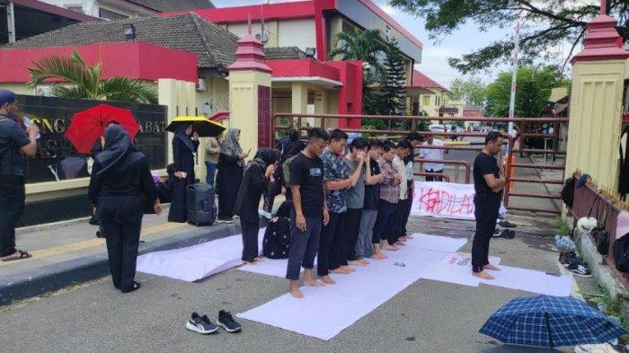 Sejumlah guru honorer dari Kabupaten Langkat, Sumatera Utara saat salat Zuhur berjamaah di depan pintu masuk Polda Sumut, Rabu (5/6/2024) siang. Mereka mendesak Polda Sumut mengusut tuntas dugaan kecurangan rekrutmen PPPK yang terjadi.