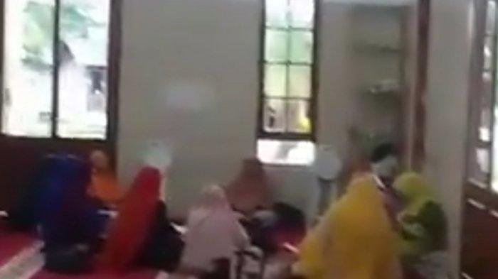 Sejumlah ibu-ibu sedang melakukan pengajian terkahir di Rumdis Gubernur Sumut Jalan Jendral Sudirman, sebut sebelum dilarang Bobby Nasution
