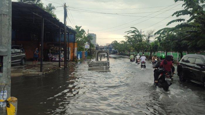 Sejumlah kendaraan melintas di Simpang Jalan Wahid Hasyim-Gajah Mada, Jumat (29/9/2023). Menurut warga sekitar, banjir ini disebabkan karena adanya pemasangan U-Ditch di area tersebut.