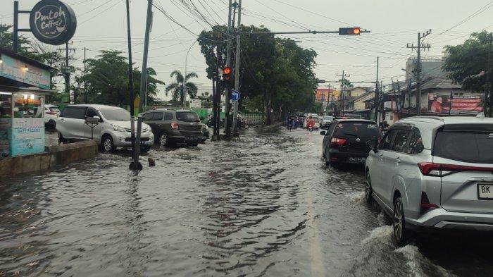 Sejumlah kendaraan melintas di Simpang Jalan Wahid Hasyim-Gajah Mada, Jumat (29/9/2023). Menurut warga sekitar, banjir ini disebabkan karena adanya pemasangan U-Ditch di area tersebut.