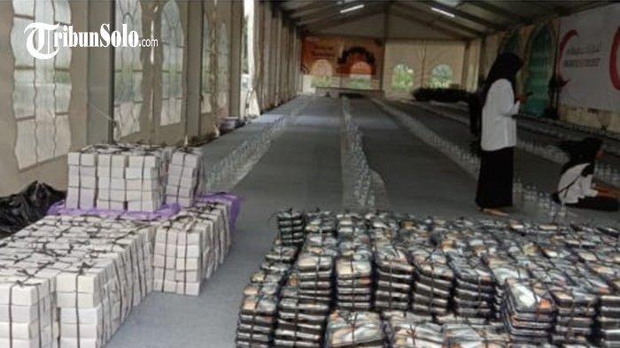 Sejumlah kotak takjil dan maka pesana catering yang telah sampai di Masjid Raya Sheikh Zayed Solo. Itu merupakan hasil pesanan fiktif dari orang yang konon ingin bersedekah makan sahur. (TribunSolo.com/Istimewa)