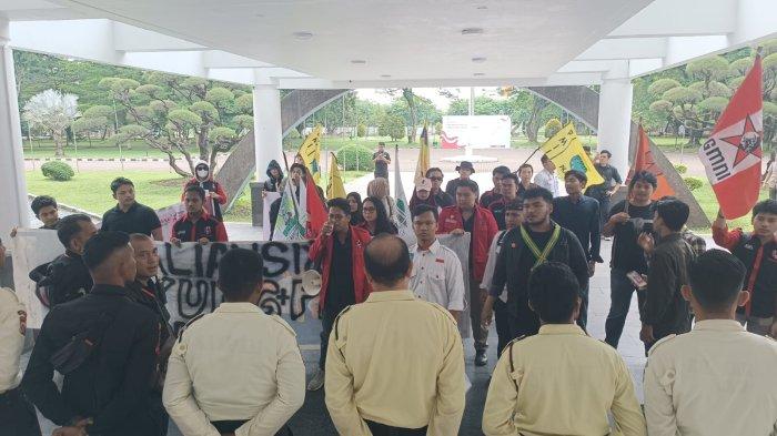 Sejumlah masa aksi mendatangi Gedung Biro Rektor USU, protes soal kenaikan UKT, Senin (20/5/2024).