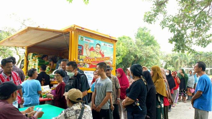 Sejumlah masyarakat sedang mengantre untuk membeli kebutuhan bahan pokok di mobil pasar murah keliling beberapa waktu lalu 