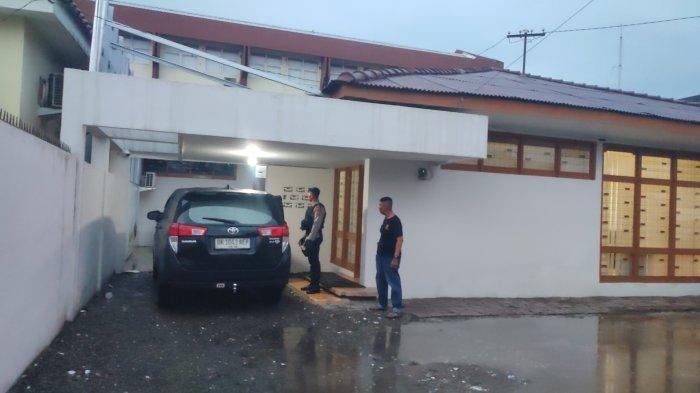 Sejumlah mobil KPK yang terparkir di  salah satu perumahan di Jalan Busi Medan. Ini penggeledahan kedua KPK terkait kasus OTT  Kadis PUPR Topan Obaja Ginting hari ini, Selasa (1/7/2025)