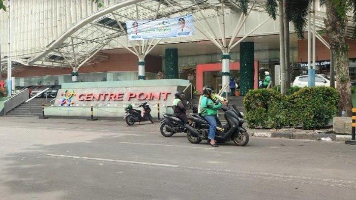 Sejumlah ojek online sedang menunggu  penumpang di halaman depan Mal Centre Point, Minggu (21/7/2024). Camat Medan Timur Alfi Pane sebut, Mal Centre Point akan dibongkar pada Senin (22/7/2024) besok pukul 14.00 WIB.