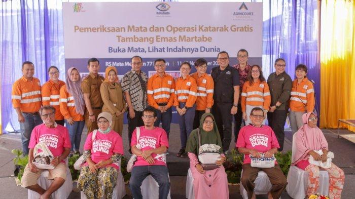 Wakil Presiden Direktur PT Agincourt Resources (PTAR), Ruli Tanio, (atas, tengah berbaju oranye) bersama Direktur External Relations PTAR, Sanny Tjan, (atas, kedua dari kanan) berfoto bersama manajemen PTAR dan sejumlah pasien operasi katarak, Senin (13/11/2023).