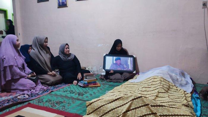 MANTAN PELATIH PSMS: Sejumlah pelayat mulai mendatangi rumah Suharto AD di Jalan Karya, Medan Johor, Kota Medan, Sabtu (24/5/2025). /ANUGRAH NASUTION.