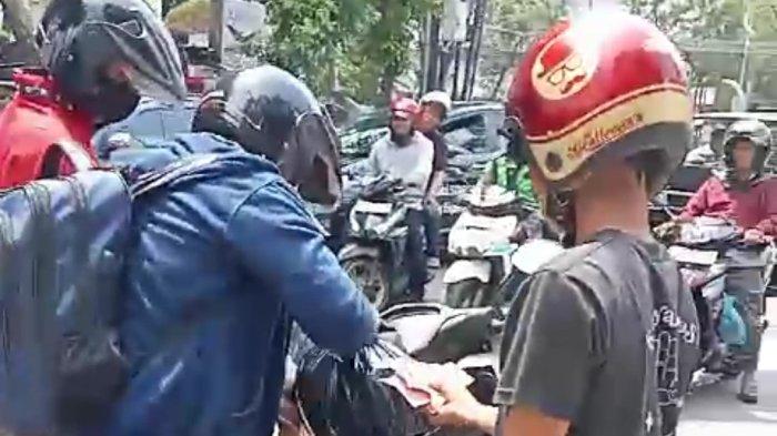 Sejumlah pengendara, baik roda dua dan roda empat langsung berhenti dan melihat uang yang bertebaran ke aspal tersebut.