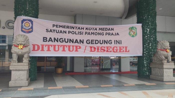 Sejumlah pengunjung yang datang ke Mal Centre Point, pasca dilelang Pemko Medan, Kamis (16/5/2024). 