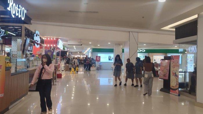 Sejumlah pengunjung yang masih mendatangi  Mal Centre Point, Minggu (21/7/2024).  Banyak tenant yang belum melakukan pengosongan barang, meski dikabarkan Mal tersebut akan dibongkar besok siang.