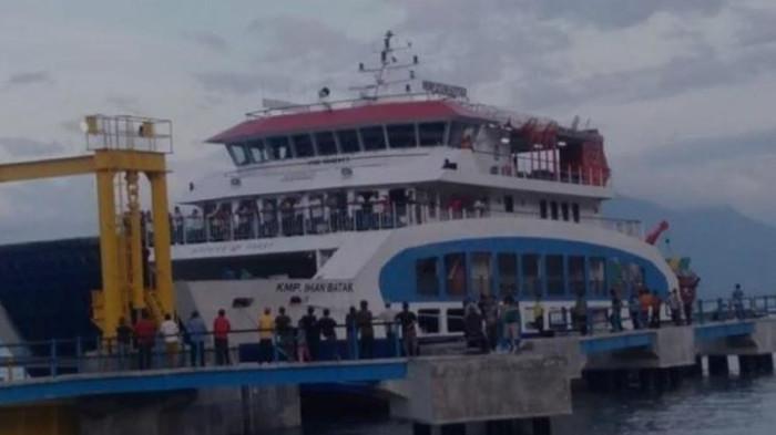GELOMBANG TINGGI: Sejumlah penumpang kapal sedang persiapan berangkat dari penyebrangan Ajibata-Ambarita beberapa waktu lalu. BMKG peringatkan Gelombang tinggi untuk perairan di Kepulauan Nias, Senin (28/7/2025).