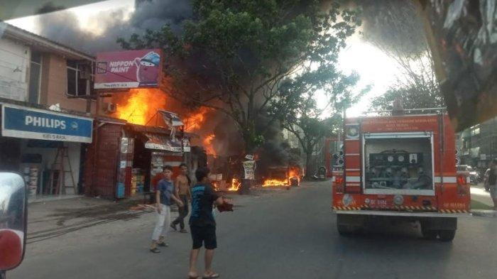 Sejumlah petugas damkar sedang berupaya memadamkan api di Jalan Flamboyan. Kadis damkar sebut, yang terbakar adalah bengkel.