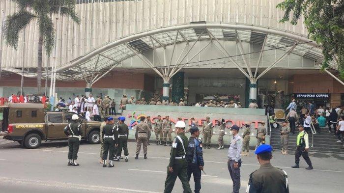 Sejumlah petugas gabungan padati Pusat perbelanjaan Mal Center Point Medan, Rabu (15/5/2024). Hal itu dilakukan untuk pembongkaran dan penyegelan, karena diduga telat bayar pajak.