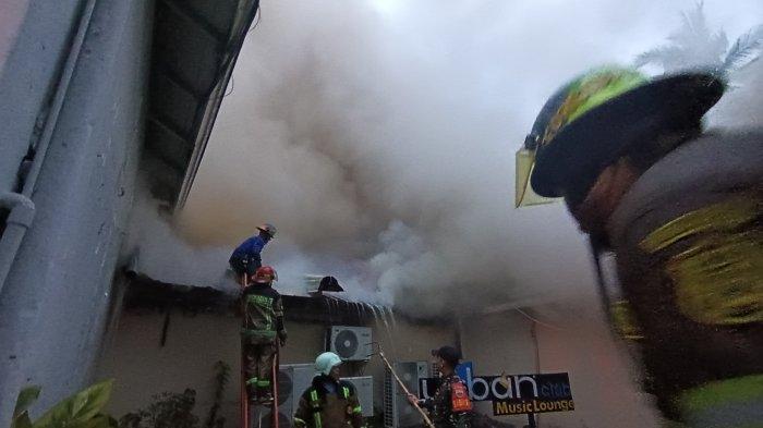 Sejumlah petugas pemadam kebakaran berusaha memadamkan api yang membakar bangunan di Hotel Danau Toba, Medan, Jumat (30/5/2025). Belum diketahui sumber api. TRIBUN MEDAN/DANIL SIREGAR