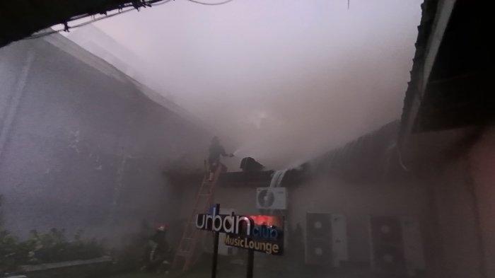 Sejumlah petugas pemadam kebakaran berusaha memadamkan api yang membakar bangunan di Hotel Danau Toba, Medan, Jumat (30/5/2025). Belum diketahui sumber api. TRIBUN MEDAN/DANIL SIREGAR