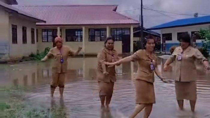DINONAKTIFKAN KARENA VIDEO: Sejumlah tenaga pengajar di SDN 050417 Tiga Jumpa, Kecamatan Barusjahe, Kabupaten Karo, membuat video saat banjir menggenangi sekolah belum lama ini. Kabar terbaru, Kepala Sekolah tersebut dinonaktifkan diduga karena video yang dibuat bulan April lalu.