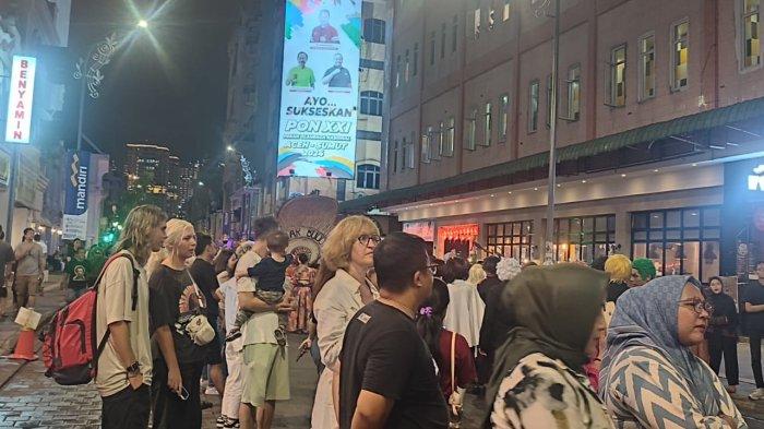 Sejumlah turis terlihat antusias menyaksikan Carnival Festival, Minggu (30/6/2024). Festival ini diadakan dalam rangka menyambut HUT Kota Medan ke 434 tahun.