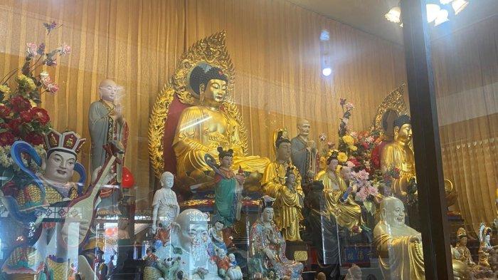 Sejumlah umat Buddha di Kota Pematang Siantar merayakan Tahun Baru Imlek 2575 Kongzili dengan berdoa kepada leluhur di Vihara Awalokitesvara yang terkenal dengan Patung Dewi Kwan Im, Jumat (9/2/2024).
