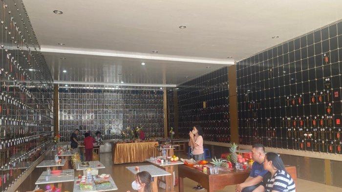 Sejumlah umat Buddha di Kota Pematang Siantar merayakan Tahun Baru Imlek 2575 Kongzili dengan berdoa kepada leluhur di Vihara Awalokitesvara yang terkenal dengan Patung Dewi Kwan Im, Jumat (9/2/2024).