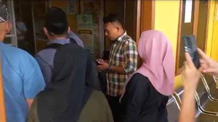Warga Jalan Karantina Kelurahan Durian datangi Kantor Camat Medan Timur Jalan HM Said Medan, Selasa (8/10/2024). Mereka menuntut bangunan tembok setinggi  empat meter dirubuhkan. 
