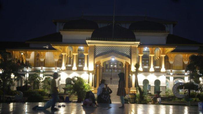 Sejumlah warga Kota Medan, menikmati suasana malam di kawasan Istana Maimoon, yang terletak di Jalan Brigjen Katamso, Kota Medan, Kamis (7/4/2024).