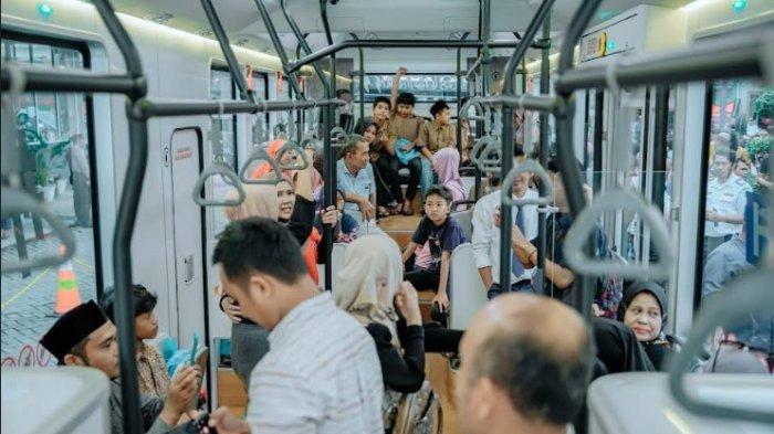 Sejumlah warga Medan sedang menikmati perjalanan menggunakan  bus listrik, Selasa (16/1/2024). Sejak diresmikan jumlah penumpang yang sudah naik bus listrik mencapai 110.712 orang.  (Dokumentasi Pemko Medan).