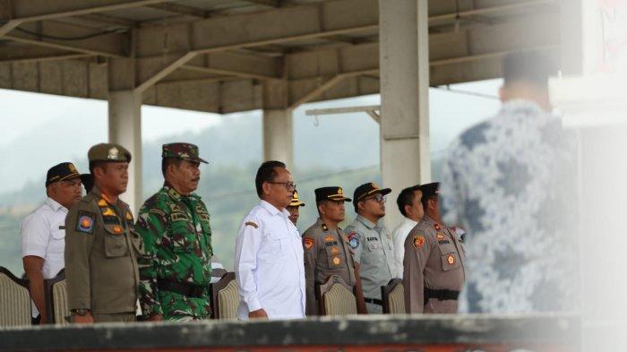APEL GABUNGAN: Sekretaris Daerah (Sekda) Pakpak Bharat, Jalan Berutu, S.Pd, MM (baju putih) menghadiri Apel Gelar Pasukan Operasi Ketupat Toba 2025 yang dilaksanakan oleh Kepolisian Resor Pakpak Bharat di Lapangan Kasean Banurea, Napa Sengkut, Salak, Jumat (21/3/2025).