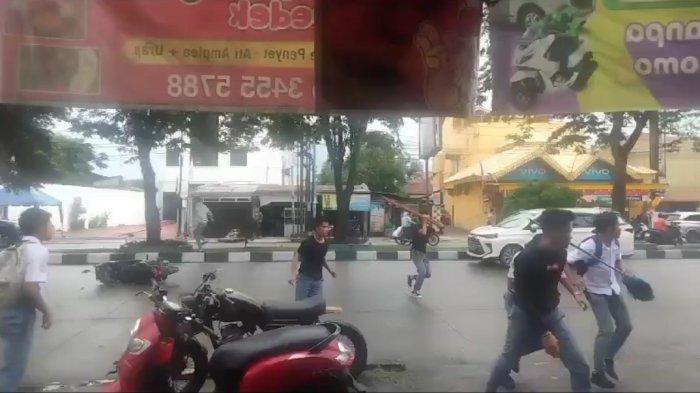 Sekelompok pelajar terlibat tawuran di Jalan Sisingamangaraja Medan, Selasa (29/8/2023).