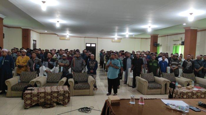 Sebanyak 177 eks anggota Jemaah Islamiyah (JI) yang ada di wilayah Sumatera Utara menyatakan membubarkan diri di Asrama Haji Medan, Senin (19/8/2024). Mereka membubarkan diri mengikuti para pimpinan Jamaah Islamiyah yang mendeklarasikan pembubaran kelompok teroris itu di Bogor, Jawa Barat pada 30 Juni lalu.