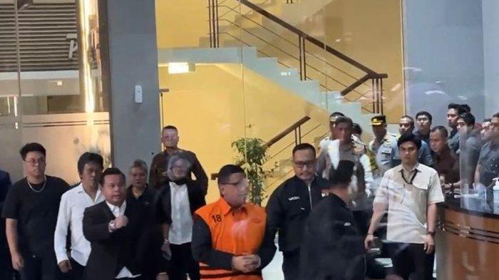DITAHAN - Sekjen PDI-P Hasto Kristiyanto ditahan KPK usai menjalani pemeriksaan sebagai tersangka, Kamis (20/2/2025). Hasto terjerat kasus suap proses pergantian antarwaktu (PAW) anggota DPR RI Harun Masiku dan perintangan penyidikan.