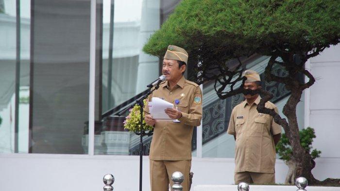 Sekretaris Daerah Provinsi (Sekdaprov) Sumatera Utara (Sumut)  Arief S Trinugroho  memimpin apel pagi, Senin (25/11/2024) di Lapangan Kantor Gubernur Sumut, Jalan Diponegoro Nomor 30, Medan. Ini merupakan apel terakhir Arief S Trinugroho sebagai ASN, menjelang memasuki masa purnabakti. 