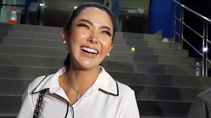 PERTEMUAN RK DAN LISA - Selebgram Ayu Aulia usai melakukan konsultasi hukum di Polda Metro Jaya, Jakarta Selatan, Rabu (21/7/2021). Ayu ternyata menjadi sosok yang mempertemukan selebgram, Lisa Mariana dan mantan Gubernur Jawa Barat, Ridwan Kamil. Hal ini diungkap oleh advokat, Sunan Kalijaga dalam konferensi pers pada Jumat (29/3/2025).