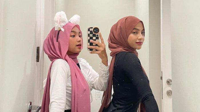 Selebgram Oklin Fia (kanan) bersama kembarannya, Isna Anggita Sari (kiri). (Instagram @isnaanggitasr)