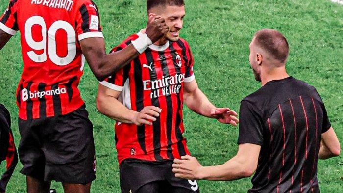 SELEBRASI - Pemain AC Milan selebrasi usai berhasil cetak gol ke gawang Fiorentina. Dalam laga ini AC Milan ditahan imbang Fiorentina pada pekan ke-31 Liga Italia 2024-2025, di Stadion San Siro, Sabtu (5/4/2025).