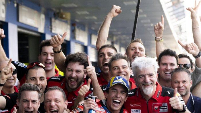 SELEBRASI JUARA - Pebalap Ducati, Marc Marquez selebrasi bersama timnya usai sukses juara di MotoGP Thailand 2025.