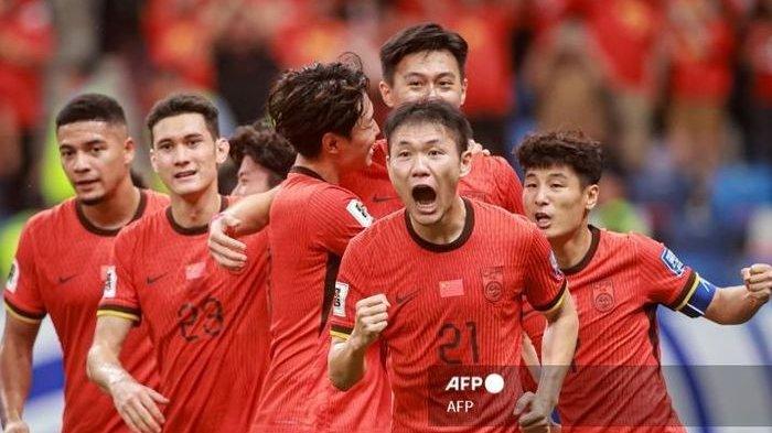 Selebrasi para pemain Timnas China saat mencetak gol keunggulan melawan Arab Saudi dalam laga Grup C putaran tiga Kualifikasi Piala Dunia 2026.